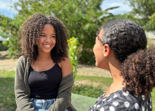 Alunas conversando em área verde